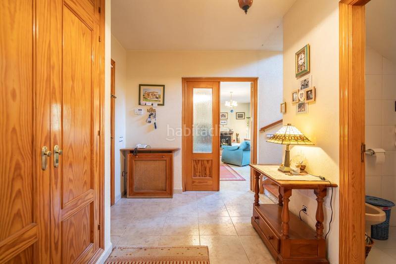 Foto 5f550329-5e31-4cf7-bdf6-57ecc1b3154f. Chalet bonito chalet independiente con parcela de 839 m se ofrece este atractivo chalet individual de tres plantas en Manzanares el Real
