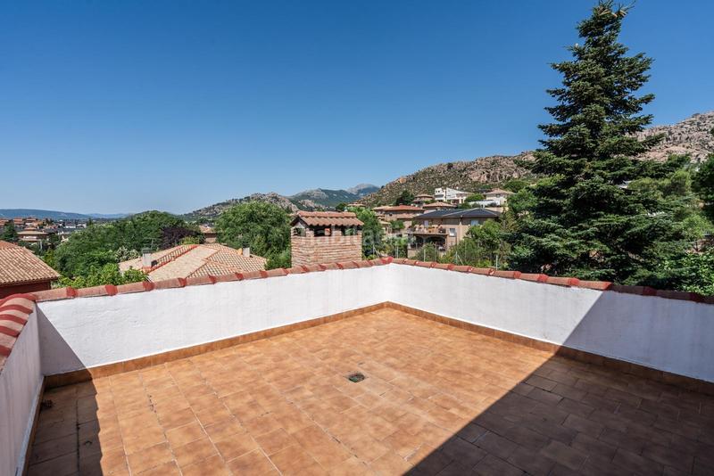 Foto 7cc112fa-44ef-44e6-9fbd-ca769353b12f. Chalet bonito chalet independiente con parcela de 839 m se ofrece este atractivo chalet individual de tres plantas en Manzanares el Real