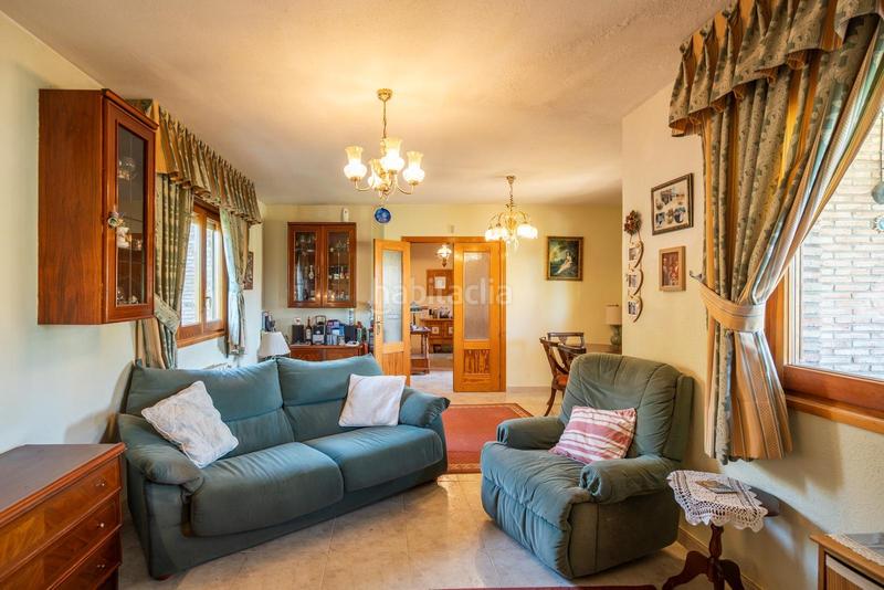 Foto 89d45894-58d4-4afc-839b-e6c4e24640ac. Chalet bonito chalet independiente con parcela de 839 m se ofrece este atractivo chalet individual de tres plantas en Manzanares el Real