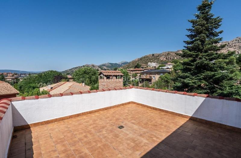 Foto 9ad02bd5-f56e-4ed2-831d-bc07901a5d1b. Chalet bonito chalet independiente con parcela de 839 m se ofrece este atractivo chalet individual de tres plantas en Manzanares el Real