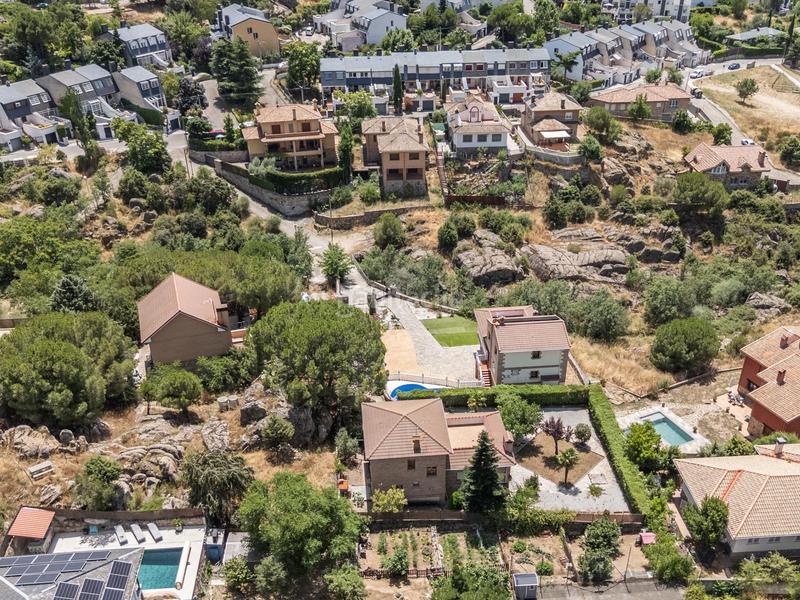 Foto ab120f0b-06af-47c2-aaba-105f679d0e3e. Chalet bonito chalet independiente con parcela de 839 m se ofrece este atractivo chalet individual de tres plantas en Manzanares el Real