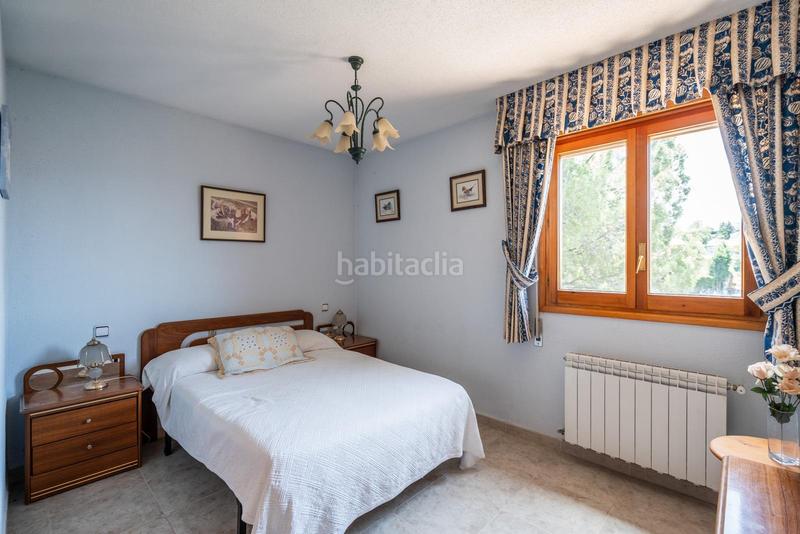 Foto aea8258d-4aa8-4f56-9835-1edd3371d6ce. Chalet bonito chalet independiente con parcela de 839 m se ofrece este atractivo chalet individual de tres plantas en Manzanares el Real