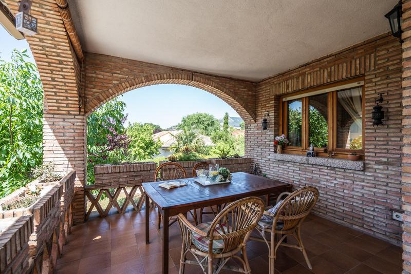Foto aead3f88-1215-4f39-8019-679ba8706327. Chalet bonito chalet independiente con parcela de 839 m se ofrece este atractivo chalet individual de tres plantas en Manzanares el Real