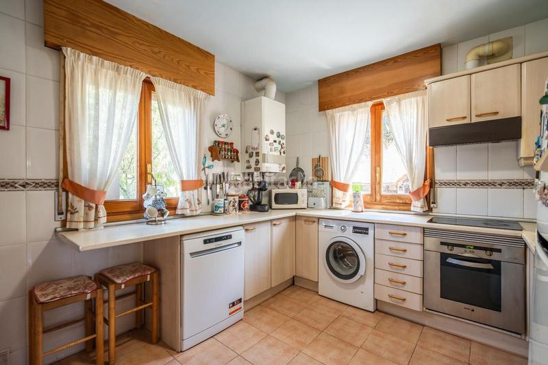 Foto ce977941-e595-4450-b846-f97c2995b658. Chalet bonito chalet independiente con parcela de 839 m se ofrece este atractivo chalet individual de tres plantas en Manzanares el Real