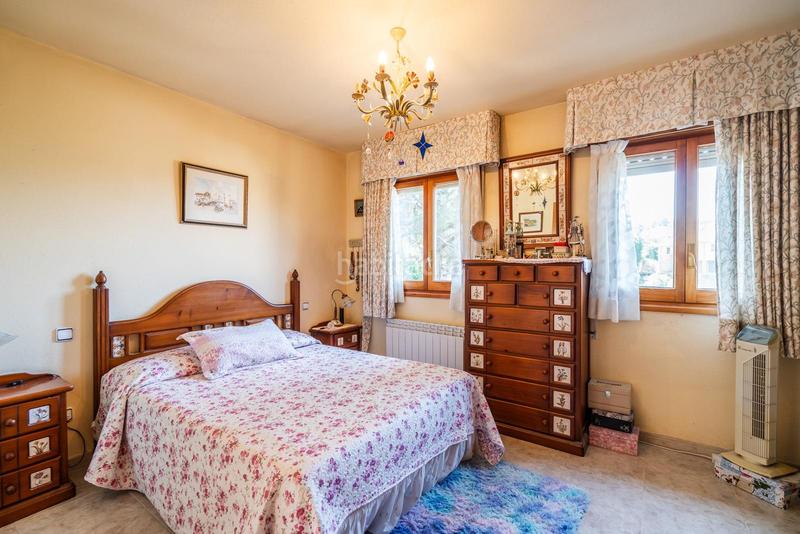 Foto d58beb35-3aaf-4d6d-81dd-6e4d2dd2c5ca. Chalet bonito chalet independiente con parcela de 839 m se ofrece este atractivo chalet individual de tres plantas en Manzanares el Real