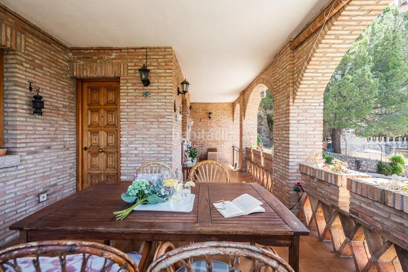 Foto ecfe6d75-a920-436c-b59a-a364ae11acfe. Chalet bonito chalet independiente con parcela de 839 m se ofrece este atractivo chalet individual de tres plantas en Manzanares el Real