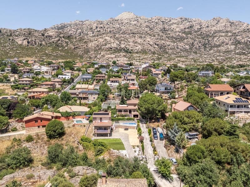 Foto fbf42549-ba67-44f3-84ee-477ab646abb6. Chalet bonito chalet independiente con parcela de 839 m se ofrece este atractivo chalet individual de tres plantas en Manzanares el Real