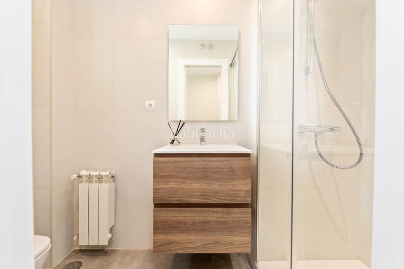Foto f7946c3a-4120-40c3-92a5-f0cf8bb6d82d. Piso excelente piso alto con terraza cercano al parque el retiro calle o donnell en Madrid