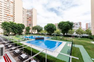 Pis a Peñagrande. Amplio piso en peñagrande con piscina y excelentes conexiones