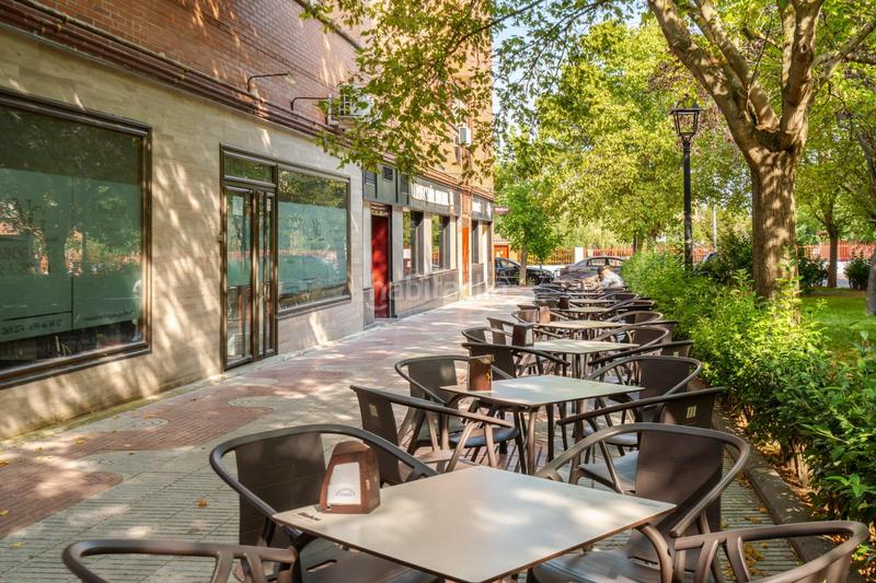 Foto b38957f9-7ec3-4247-ac5c-703fd966f8d5. Local comercial bar restaurante en venta , zona privilegiada se ofrece en venta este bar restaurante en pleno funcionamiento con más d en Alcorcón