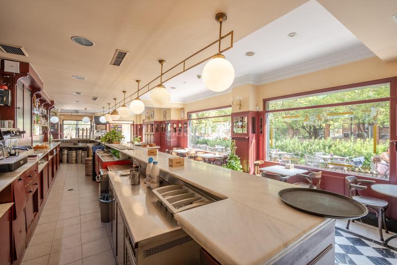 Foto ef7db60e-7f4c-48c5-8c1e-c1d284594ebf. Local comercial bar restaurante en venta , zona privilegiada se ofrece en venta este bar restaurante en pleno funcionamiento con más d en Alcorcón