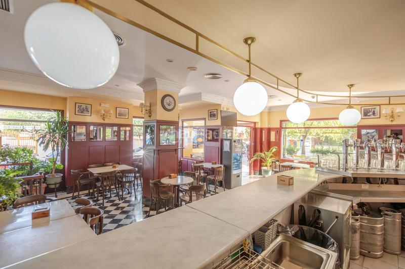 Foto efdf412e-188d-4ade-9a33-c0bc6e89a399. Local comercial bar restaurante en venta , zona privilegiada se ofrece en venta este bar restaurante en pleno funcionamiento con más d en Alcorcón