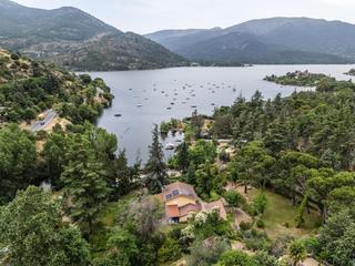 Masia a Barraco (El). La casa del lago espectacular chalet con acceso a playa en el pa