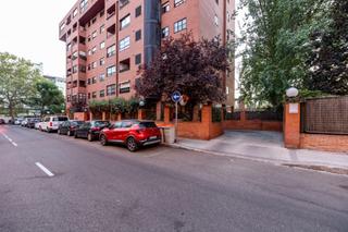 Parking coche en Castilla. Plaza de garaje doble en calle buganvilla