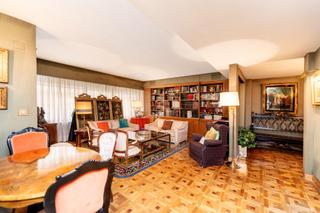 Appartement  Clara del rey. En venta nuda propiedad de magnífico piso exterior con terraza e