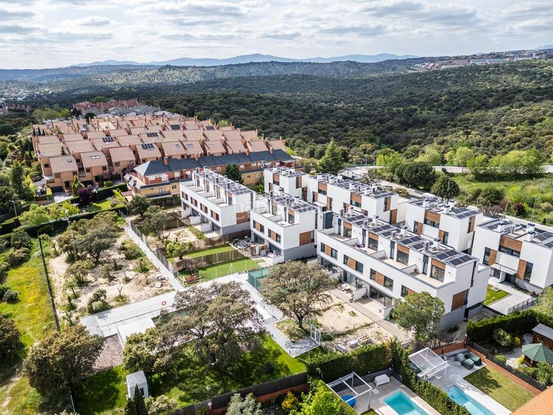 Foto 9b3ecac1-c929-40aa-9b94-fad477ca2d96. Casa adossada amb calefacció aparcament piscina a Rozas de Madrid (Las)