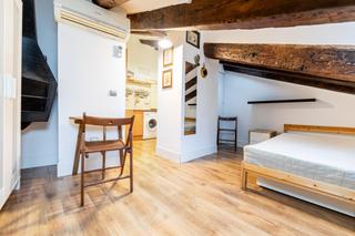 Lloguer Estudi  Plaza san nicolas. Coqueto estudio abuhardillado con muebles y equipado junto al pa