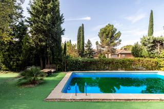 Casa aparellada a Urbanizaciones. Magnifico chalet pareado con piscina, para reformar en la mejor