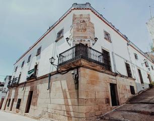 Casa a Alcuéscar. Gran oportunidad  edificio único y singular del siglo xix vive y