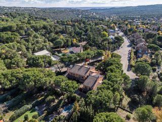 Maison jumelée  Calle locarno. Chalet de lujo de más de 400 m2 con jardín y zonas de ocio en ur
