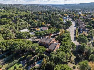 Reihenhaus  Calle locarno. Chalet de lujo de más de 400 m2 con jardín y zonas de ocio en ur