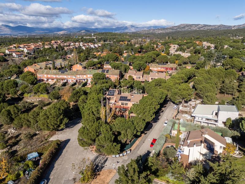 Foto 345373a9-a4c6-40a1-bb15-51d61b9956c9. Reihenhaus mit heizung parking pool in Parquelagos-Puente Nuevo Galapagar