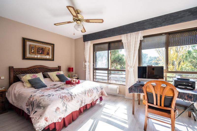 Foto ad8d0d51-803a-47a7-ba54-70292da80320. Reihenhaus mit heizung parking pool in Parquelagos-Puente Nuevo Galapagar