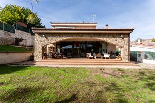 Maison à Cabanillas de la Sierra. Chalet independiente con gran parcela y jardín en cabanillas de