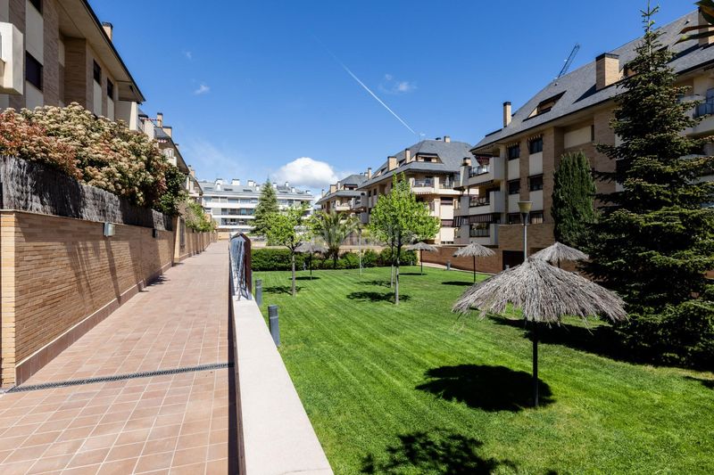 Foto 14c1c42a-1458-41a5-85c0-2797ee038146. Dúplex exclusivo bajo en esquina, privacidad y tranquilidad en zona prime en Boadilla del Monte