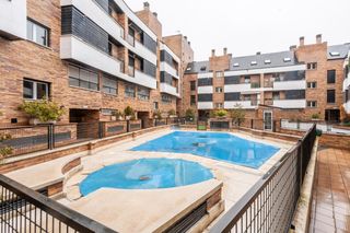 Appartement à Villalba Estación. Piso exterior en urbanización privada en pleno centro y con vist