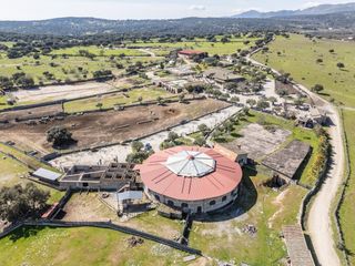 Fondo rustico in Robledo de Chavela. Finca ganadera de lujo en robledo de chavela con plaza de toros