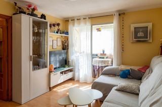 Flat  Avenida avenida moratalaz. Entreplanta exterior con ascensor