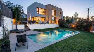 Chalet à Salud y Alegría - El Lago. Impresionante vivienda de diseño con piscina de sal y espectacul