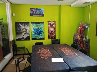 Lloguer Local Comercial a Alto de la Jabonería. Traspaso rentable de tienda especializada en juegos de mesa y co