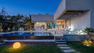 Xalet a El Bosque. Villa de lujo en el bosque con cine, gimnasio y piscina climatiz