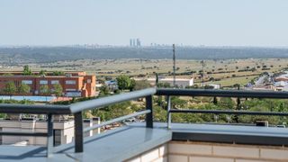 Chalet en San Crispín-La Estación Consorcio. Exclusivo chalet pareado con jardin y vistas a la sierra y a mad