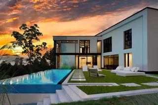 Chalet in Los Ángeles de San Rafael. Estructura finalizada y parcela para chalet de lujo  continúa el
