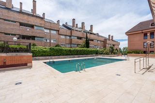 Planta baixa a Europolis. Precioso bajo reformado con gran jardín privado, piscina y plaza