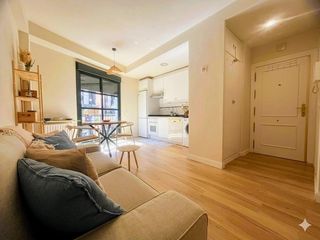 Miete Etagenwohnung in Calle de san isidro labrador 22. Luminoso piso reformado con balcón en la latina, a un paso del p