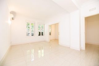 Rent Flat  Paseo de san francisco de sales. Piso exterior reformado con 2 dormitorios, un baño y cocina equi