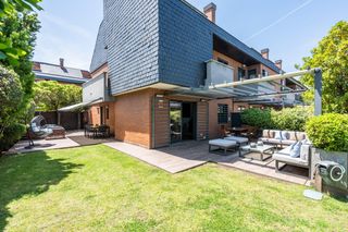 Casa aparellada a Parque Empresarial. Chalet de lujo con vistas a la sierra en urbanización exclusiva