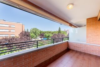 Miete Etagenwohnung in Prado de Somosaguas. Vivienda de tres dormitorios con terraza,  piscina trastero y ga