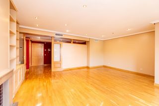 Miete Etagenwohnung in Prado de Somosaguas. Vivienda de tres dormitorios con terraza,  piscina trastero y ga