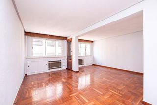 Location Appartement  Calle de guzmán el bueno. Piso exterior 4 dormitorios, amueblado o sin amueblar, para alqu