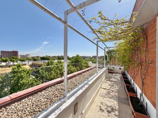 Dúplex a Portazgo. Exclusivo dúplex reformado de 140 m2 con espectacular terraza y