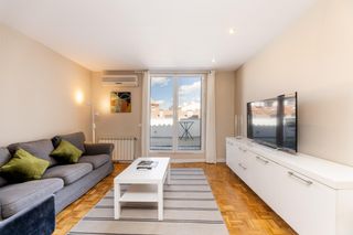 Alquiler Ático  Pez. Ático en alquiler con terraza de 17m2, dos dormitorios y dos bañ