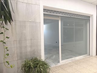 Local Comercial a El Pinar-Punta Galea. Local comercial reformado con gran escaparate y múltiples posibi