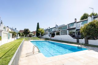 Casa adossada a Avenida Europa