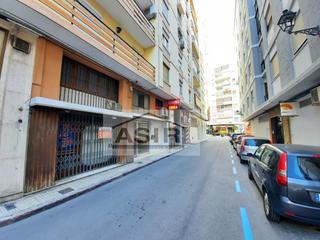 Lloguer Local Comercial a Alquenència - Venècia. Local con altillo en una calle de la avenida santos patronos