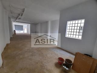 Local Comercial a Carcaixent. Excelente local amplio y que puede ser utilizado como garaje par